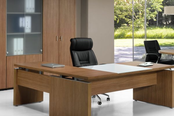 Mesa de dirección de gran solidez y excelentes terminaciones