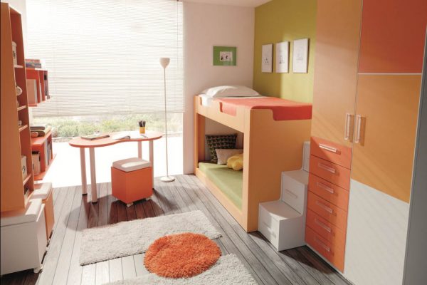 Habitació amb llitera i tons taronja